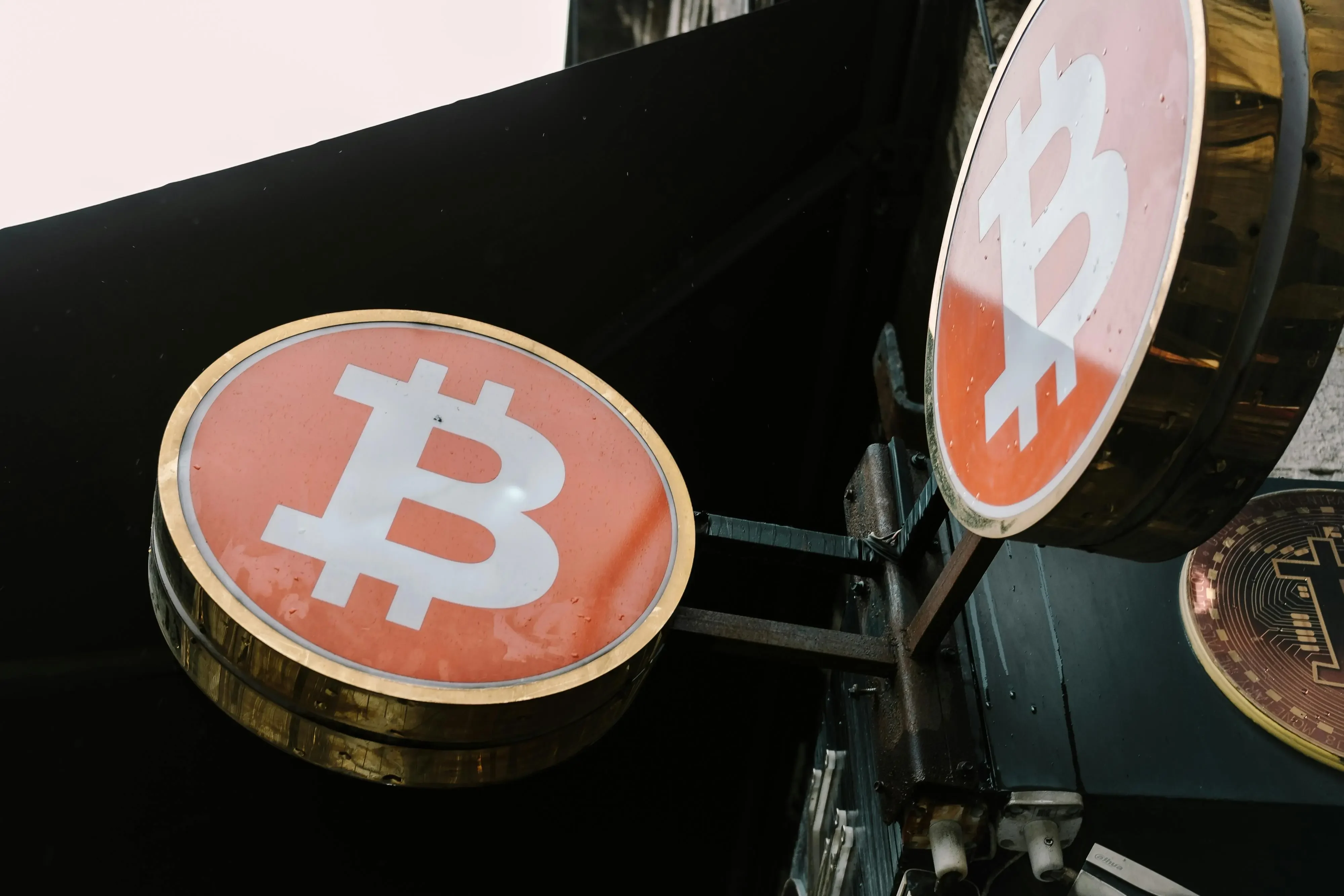 华尔街卖币，老钱包接盘：BTC所有权正在重新洗牌
